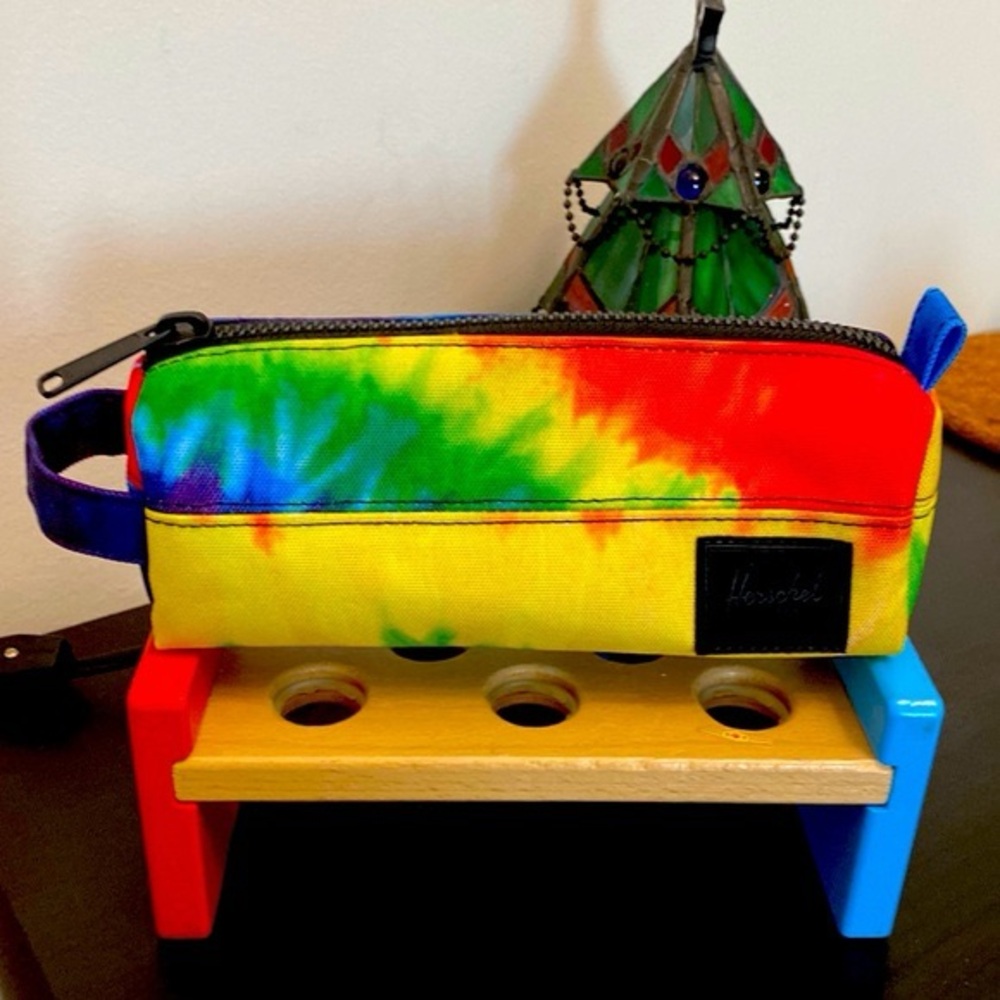 BNWOT Hershel Supply Co. Settlement Pouch Rainbow Tie Dye